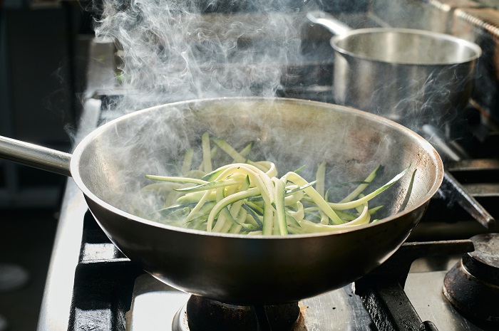 Les recettes de poisson et leurs accords mets et vins iDealwine Filets de loup poêlés, spaghettis de courgette à l'huile d'olive vanillée