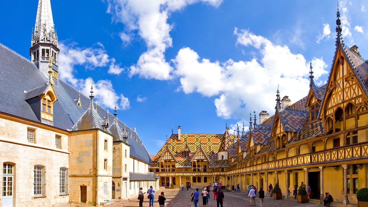 Lire la suite à propos de l’article Tout savoir sur la Vente aux enchères des Hospices de Beaune 