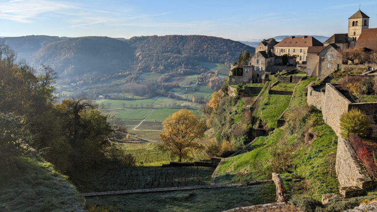 Lire la suite à propos de l’article Guide des vins du Jura : histoire, cépages, appellations, meilleurs producteurs…