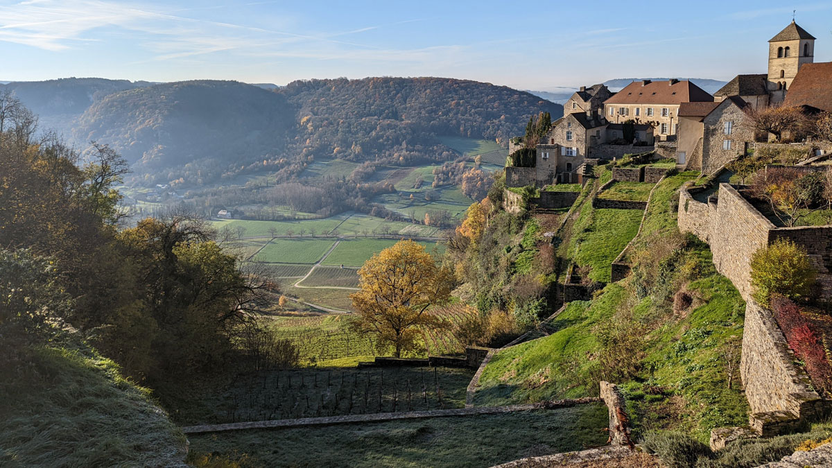 Lire la suite à propos de l’article Guide des vins du Jura : histoire, cépages, appellations, meilleurs domaines…