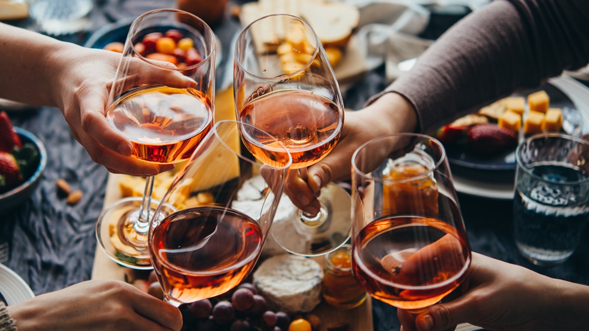 Lire la suite à propos de l’article Le vin : la boisson alcoolisée préférée des Français en 2024