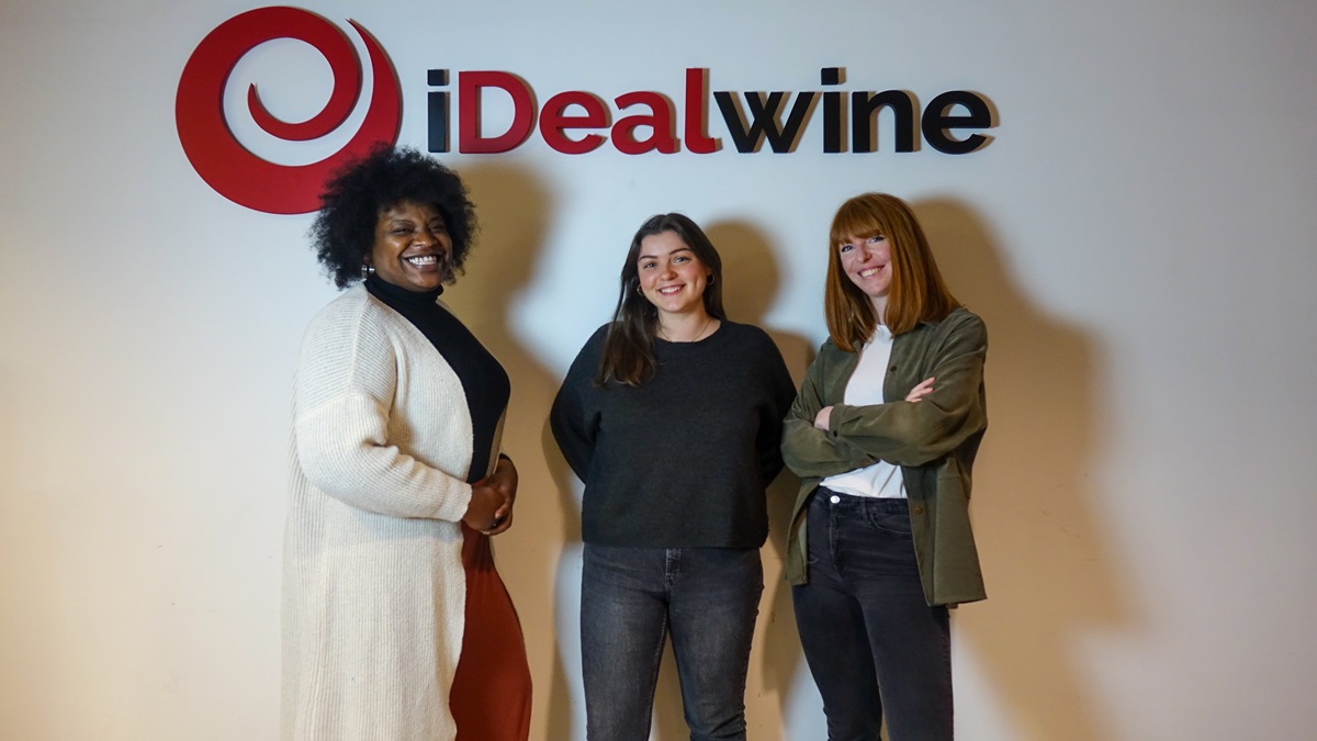 Lire la suite à propos de l’article Nos visages | Qui se cache derrière l’équipe Administration des Ventes d’iDealwine ?