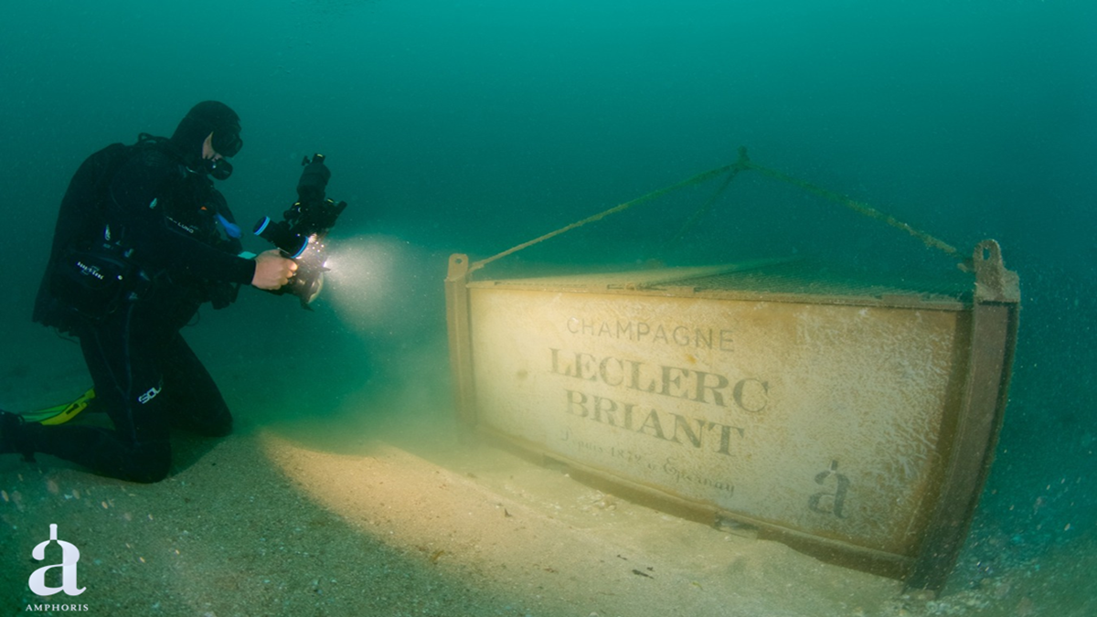 Lire la suite à propos de l’article Quand les maisons de Champagne font vieillir leurs vins dans la mer