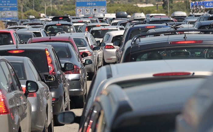 Bouchon en voiture sous une grosse chaleur Bouchon en voiture sous une grosse chaleur