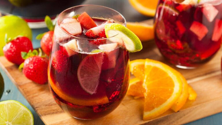 Lire la suite à propos de l’article Une sangria est-elle meilleure avec du Petrus ?