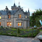 Enchères caritatives Fine Spirits Auction : un lot exceptionnel pour un weekend avec expérience dans le château le plus luxueux d’Ecosse