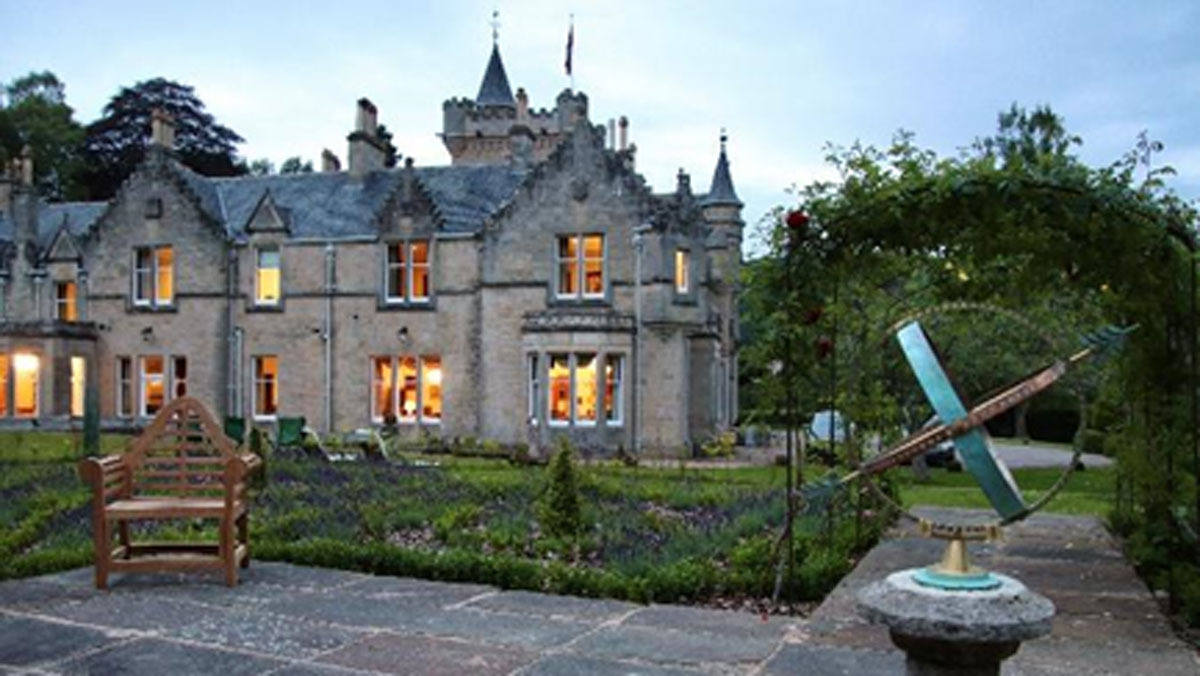 Lire la suite à propos de l’article Enchères caritatives Fine Spirits Auction : un lot exceptionnel pour un weekend avec expérience dans le château le plus luxueux d’Ecosse