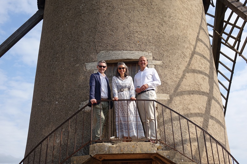 iDealwine dans les vignes Cyrille Jomand Angélique de Lencquesaing Lionel Cuenca moulin à vent