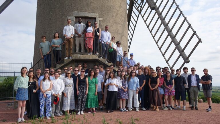 Lire la suite à propos de l’article Une journée dans les vignes | L’équipe iDealwine dans le Beaujolais