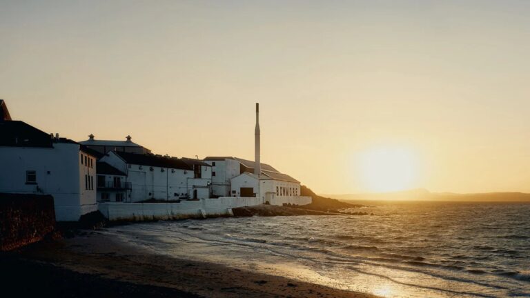 Lire la suite à propos de l’article Distillerie Bowmore : près de 250 ans de whisky à Islay